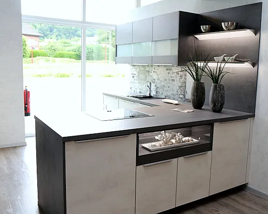 Moderne Küche mit Edelstahl Griffleiste - Riva Beton - Weiß