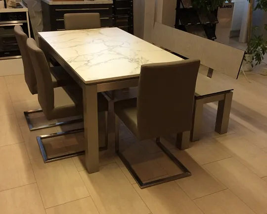 Tisch mit 4 Stühlen und Bank - Tisch mit 4 Stühlen und Bank