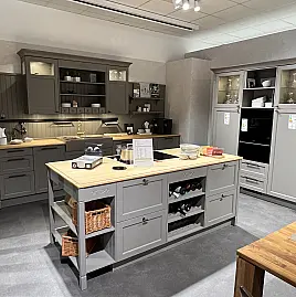 Moderne Küche in zurückhaltendem cozy Greigeton mit BORA Ausstattung und hochwertigem Zubehör/H