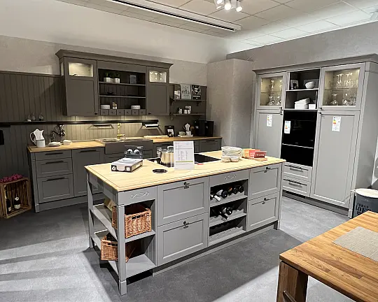 Moderne Küche in zurückhaltendem cozy Greigeton mit BORA Ausstattung und hochwertigem Zubehör/H - AV6035 Esche Greige/H