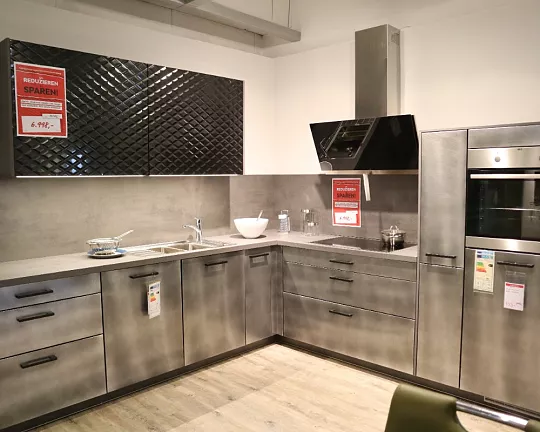 Moderne L-Küche in Metallic-Look mit AEG Geräte - Base-Ergo