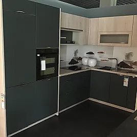 dunkle Küche mit Eiche Montreal NB Griffleiste Ultramatt modern Glasrückwand