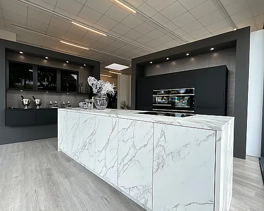 Moderne lackierte Küche mit Insel aus Keramikfronten - AV 8000 Calacatta +AV 2135 schwarz Mattlack