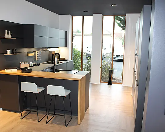 Schüller Designküche in Lavaschwarz mit Insel - sofort verfügbar - SGM Smartglas matt