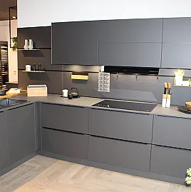 DESIGNKÜCHE ZUM AUSNAHMEPREIS – SCHÜLLER AUSSTELLUNGSKÜCHE FÜR NUR 7.500 €