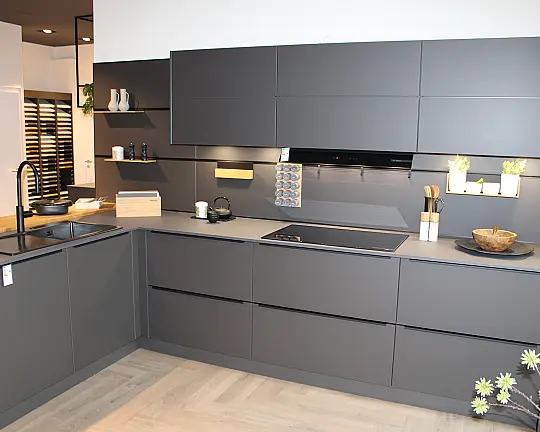 DESIGNKÜCHE ZUM AUSNAHMEPREIS – SCHÜLLER AUSSTELLUNGSKÜCHE FÜR NUR 7.500 € - Schüller Smartglas lavaschwarz