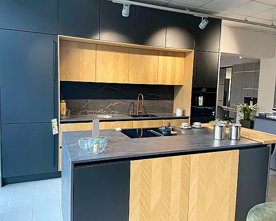 Edele Premium Showküche - Xl Intarsia und  Modell 4671 Black Glas Metallic