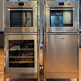 2 Edelstahl Hochschränke, zeitlos, mit Raum für (ohne) Einbau Elektro-Backöfen 60 cm breit, inkl. Weinklimaschrank bzw. Geschirrspüler
