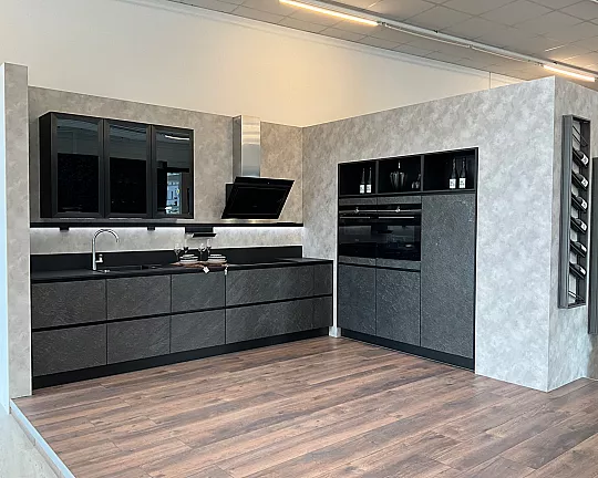 Moderne grifflose Küchenzeile mit Hochschrankzeile in echtem Steinfurnier - AV7030- GL Black Star