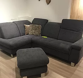 Hochwertige Couchgarnitur in dunkler Farbe mit praktischen Funktionen