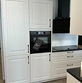 Gemütliche Küche im Landhausstil, weiß matt