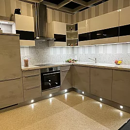 Moderne L-Küche in Beton und Weiß