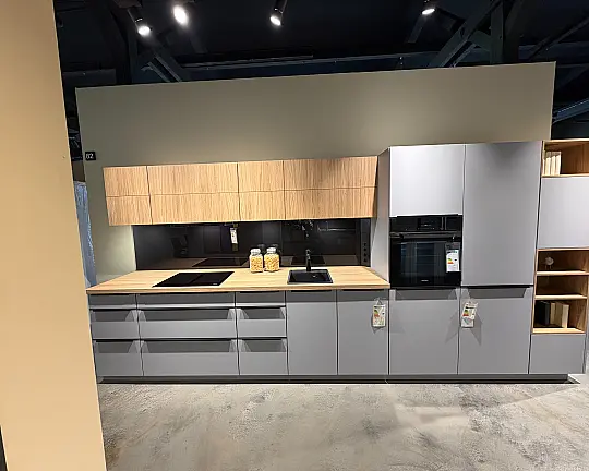 CBK 82 Nebelgrau seidenmatt kombiniert mit Dekor Honey Oak - Dassbach
