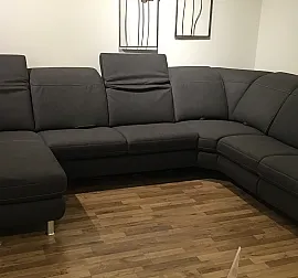 Große schwarze Couchgarnitur in U-Form