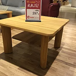 Quadratischer heller Holztisch