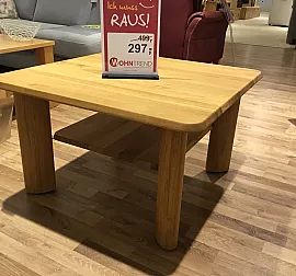 Quadratischer heller Holztisch