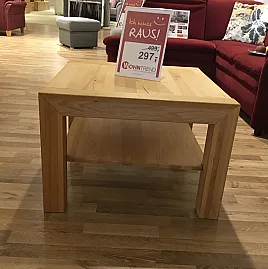 Quadratischer Tisch aus hellem Holz in schönem Design