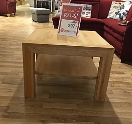 Quadratischer Tisch aus hellem Holz in schönem Design