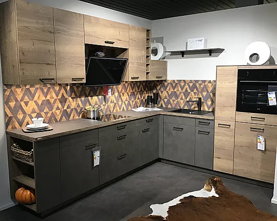 Küche Grau Matt mit Holz moderne Ausstellungsküche Beton Terragrau Eiche Havanna NB - Riva L-Form