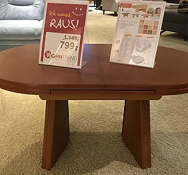 Hochwertiger Holztisch in dunkler Farbe mit praktischen Funktionen