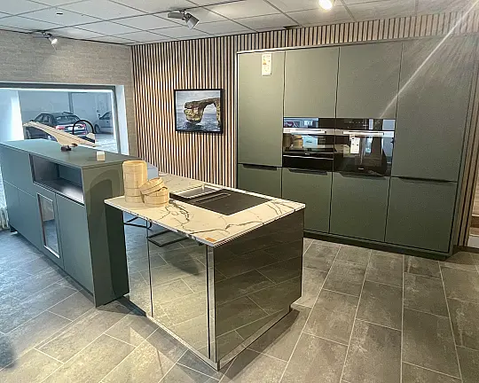 Design-Ausstellungsküche Nolte NeoMirror Spiegelfronten kombiniert mit Black Green und Keramik Arbeitsplatte - NeoMirror / Plus