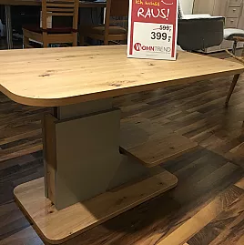 Großer Tisch aus hellem Holz