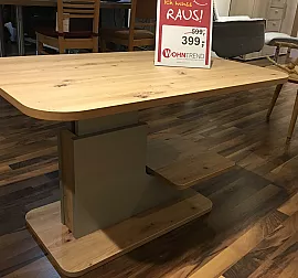 Großer Tisch aus hellem Holz