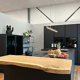 Moderne Küche mit Insel in schwarz