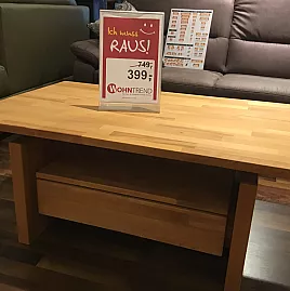 Kantiger Holztisch bietet durch unterschiedliche Ablagemöglichkeiten viel Platz