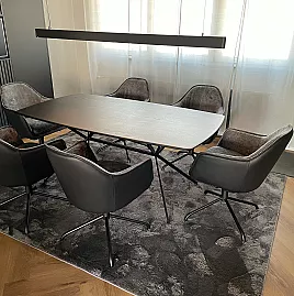 Tischgruppe mit 6 Drehstühlen, Hochfloorteppich und Designlampe