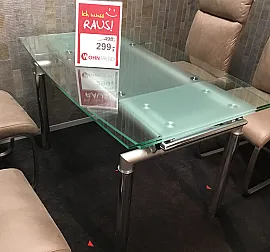 Ausziehbarer Tisch kombiniert Glasplatte mit Metall