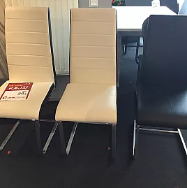 Verschiedene Stühle zum kleinen Preis