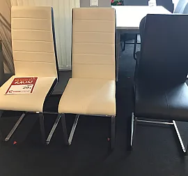 Verschiedene Stühle zum kleinen Preis
