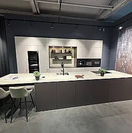 CBK 42 Sandbeige seidenmatt lackiert kombiniert mit Intense Brown, Keramik-Arbeitsplatte