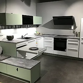 Weiße Küche mit Akzenten in Grün, L-Form Einbauküche mit Sitzplatz, Küchenbank, Induktionskochfeld inkl. E-Geräten