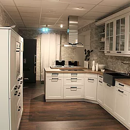 Große helle Küche im modernen Landhausstil mit extra Geräte-Hochschrank und Oberschränken mit Glastüren