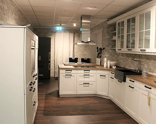 Große helle Küche im modernen Landhausstil mit extra Geräte-Hochschrank und Oberschränken mit Glastüren - VIA Vienna satin