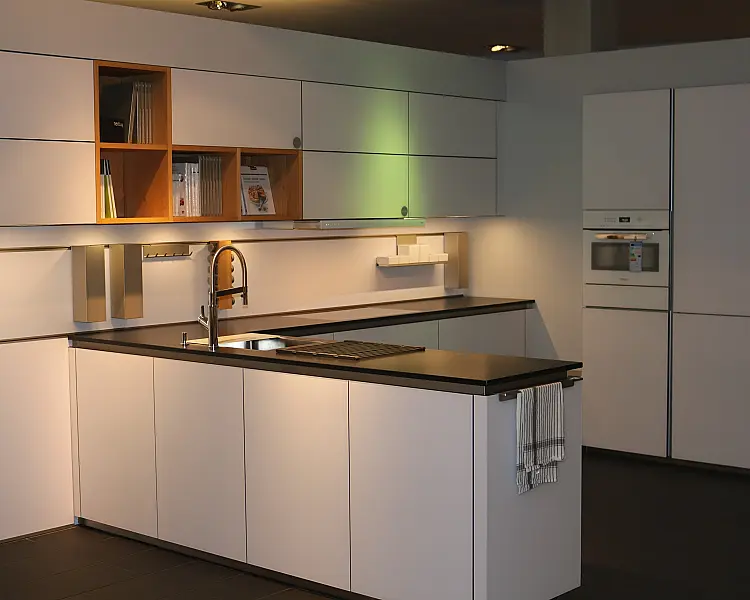 next125 Küche mit weißen Glasfronten, Halbinsel und offenem Regal in Nussbaum