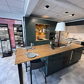 Zeitlose Küche mit Insel und einer Zeile