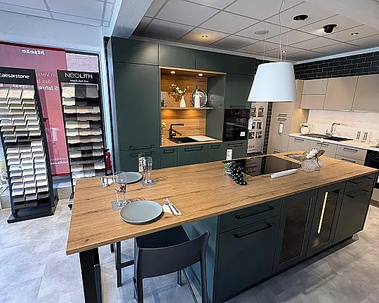 Zeitlose Küche mit Insel und einer Zeile - Gemütliche Soft Lack Küche in Black Green