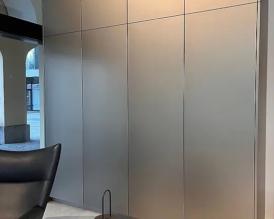 Hochschrankzeile mit Aufsatzschränken und Gaggenau Vario-Kühlgerät - + SEGMENTO