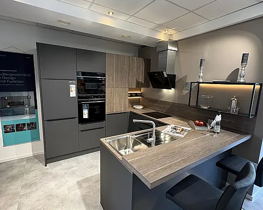 Moderne U-Küche im gemütlich modernen Style - Nolte Küche Plus Graphit (ANTI-FINGER-PRINT)