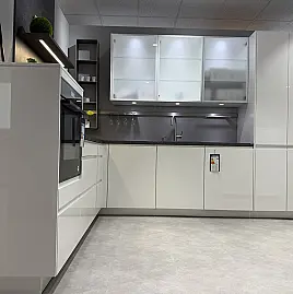 Moderne Grifflosküche in Weis Hochglanz