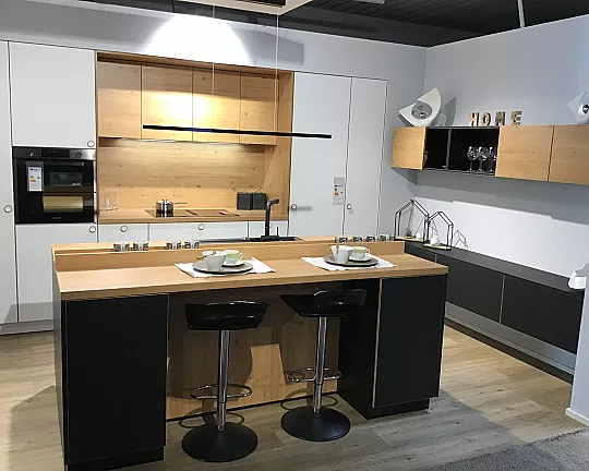 Abverkaufsküche Schwarz Weiß Holz mit Kücheninsel zeitlos inklusive Elektrogeräten - Strato