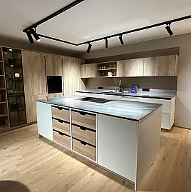 grifflose Küche mit Top-Ausstattung und Glasvitrine