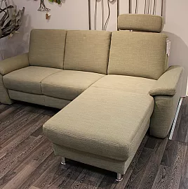 Zeitlose 3-Sitzer-Couch mit Ottomane (rechts) bietet extra Gemütlichkeit durch verstellbare Sitztiefe