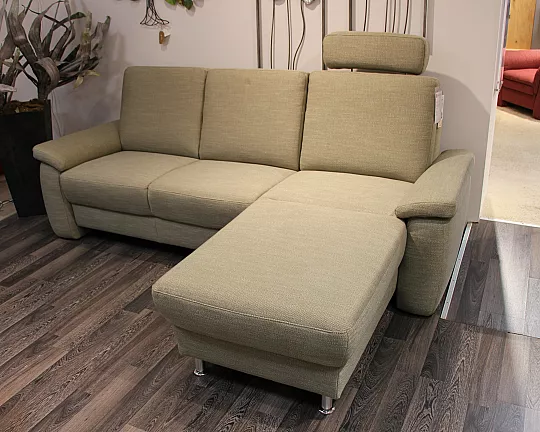 Zeitlose 3-Sitzer-Couch mit Ottomane (rechts) bietet extra Gemütlichkeit durch verstellbare Sitztiefe - Systemgarnitur