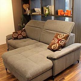 Kleine gemütliche Couch in anthrazit - perfekt zum gemeinsamen Kuscheln