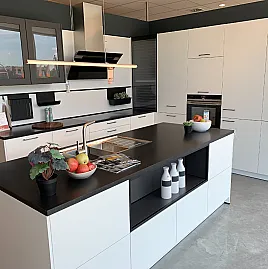 moderne weiße L-Küche mit Kochinsel