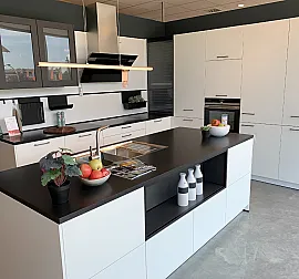 moderne weiße L-Küche mit Kochinsel
